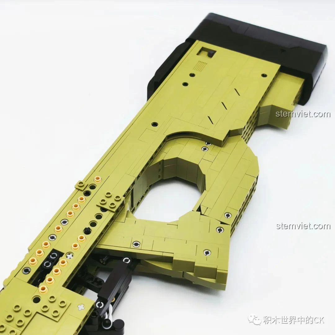 Góc nhìn từ trên xuống phần thân súng của bộ đồ chơi Súng bắn tỉa cho con trai trên 6 tuổi, trong quá trình lắp ráp.