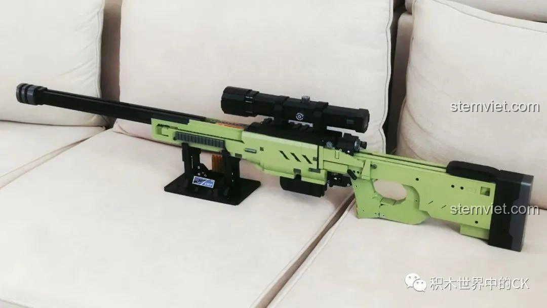 Góc chụp nghiêng của mô hình súng bắn tỉa AWP JIESTAR 58022 đã lắp ráp xong, thể hiện thiết kế mạnh mẽ.