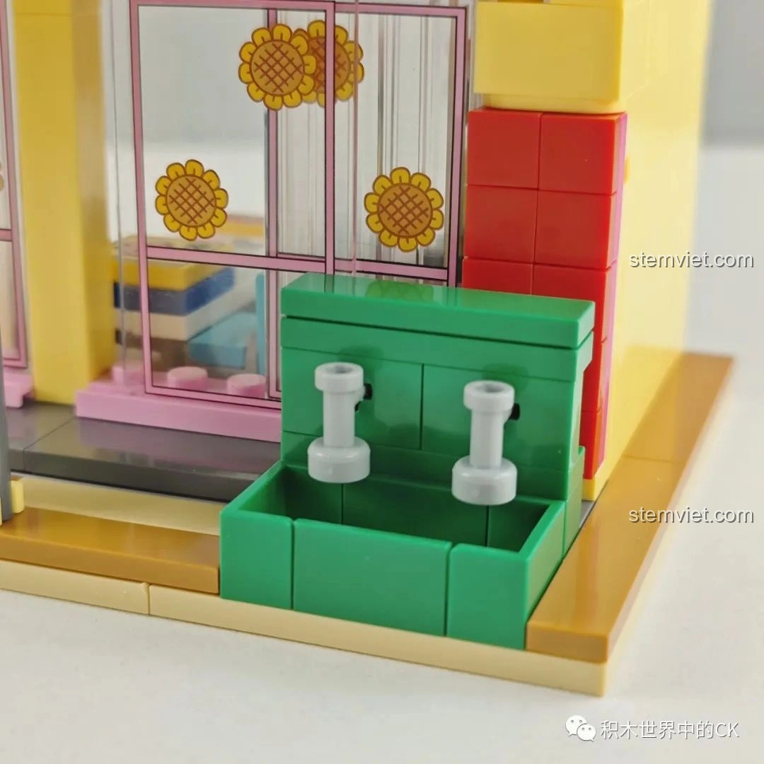 Cận cảnh cửa sổ với họa tiết hoa hướng dương trên bộ khối lắp ghép 20611 chất lượng cao giá tốt, tạo điểm nhấn đáng yêu.