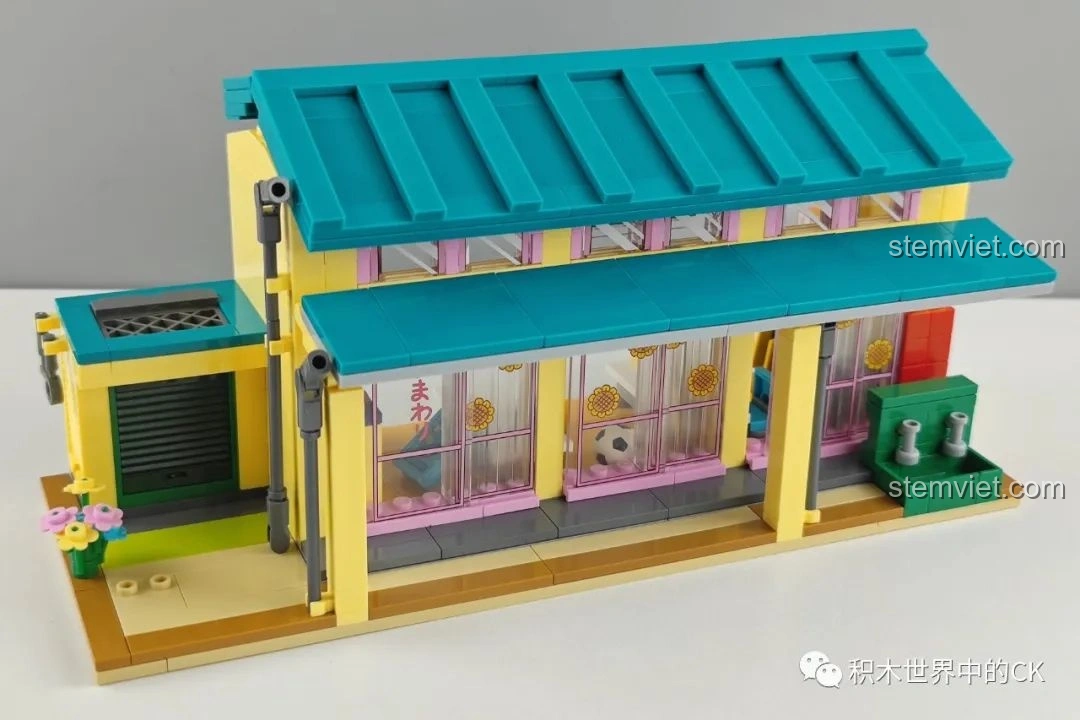 Góc nhìn bên hông của bộ xếp hình Trường mẫu giáo Crayon Shin-chan 20611 giá rẻ, cho thấy chi tiết kiến trúc và ống thoát nước.