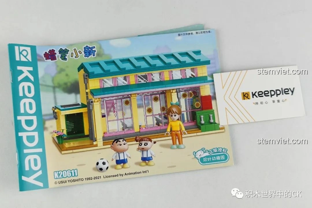 Sách hướng dẫn lắp ráp bộ đồ chơi 20611 đáng tiền và thẻ thương hiệu Keeppley, giúp bé dễ dàng hoàn thành mô hình.