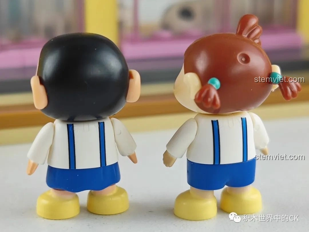 Mặt sau của minifigures Shin-chan và Nene từ bộ lắp ghép Trường mầm non Crayon Shin-chan 0611 xịn giá rẻ, thể hiện chi tiết tóc và trang phục.