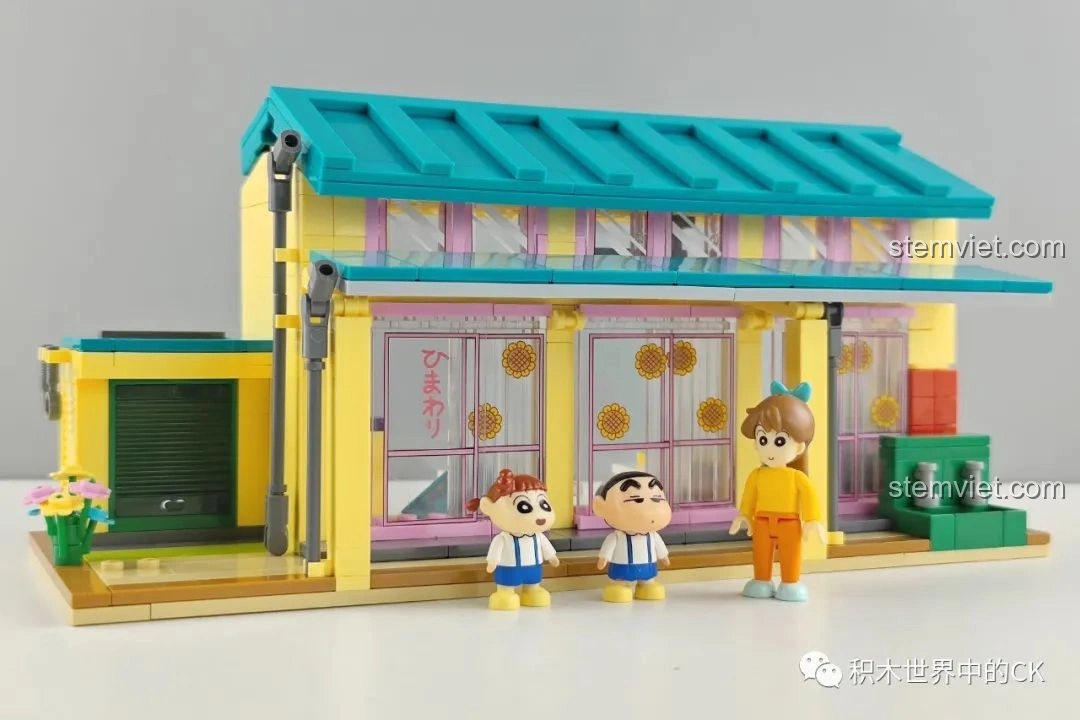 Mô hình đồ chơi lắp ráp Nhà Trẻ Song Diệp Crayon Shin-chan Keeppley đáng tiền, với các minifigures đứng trước cửa.