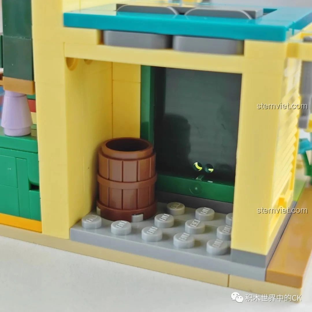 Toàn cảnh nội thất của bộ đồ chơi Trường mầm non Crayon Shin-chan K20611 giá bình dân, với bàn ghế và bảng đen.