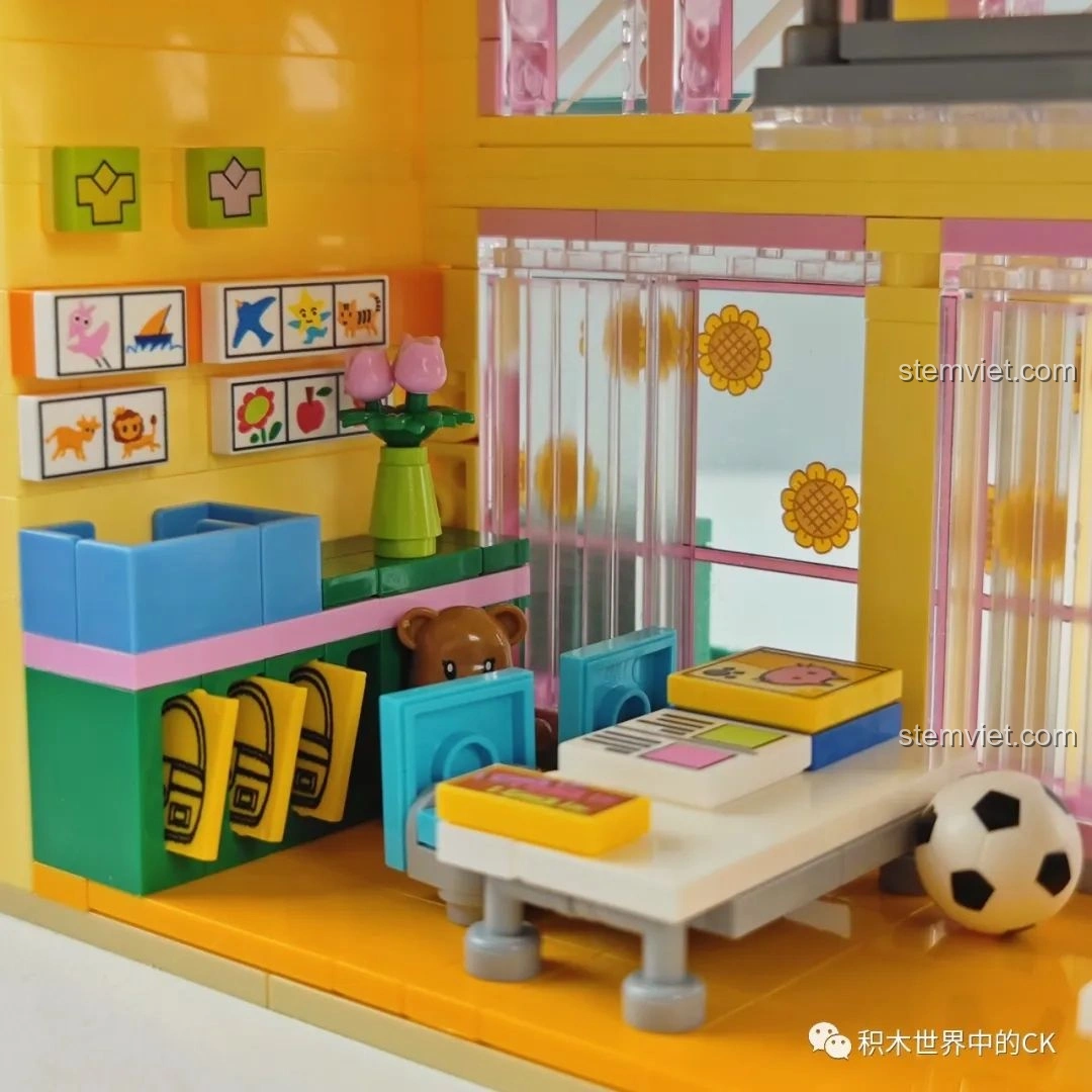 Minifigures Shin-chan và Nene đang tương tác trong bộ đồ chơi Mô hình nhà trẻ Crayon Shin-chan cho 6 tuổi, thể hiện tính năng chơi.