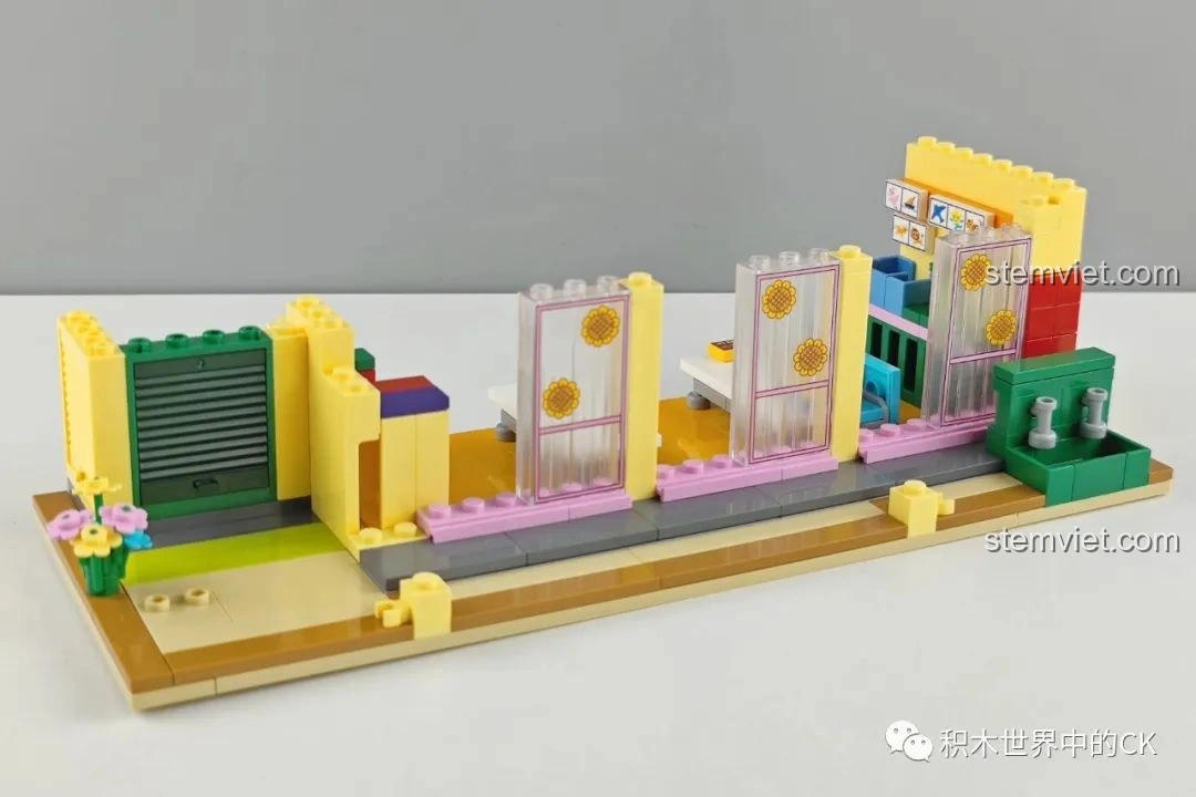 Quá trình xây dựng các bức tường của bộ lắp ghép Keeppley K20611 giá rẻ, thể hiện cấu trúc ban đầu của ngôi nhà trẻ.