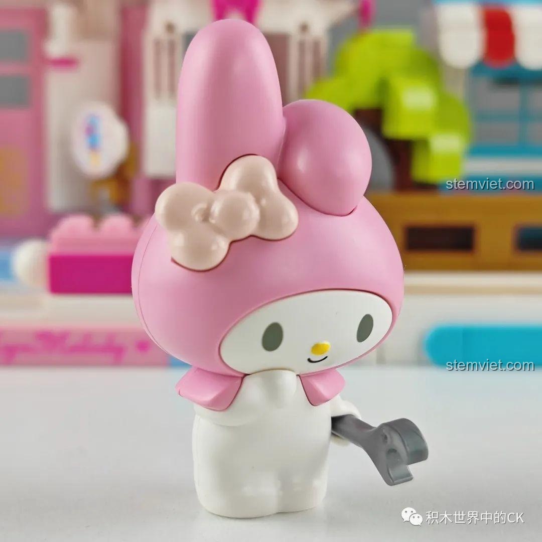 Nhân vật Cinnamoroll từ bộ Keeppley Sanrio cầm một chiếc cờ lê, tạo dáng đáng yêu.