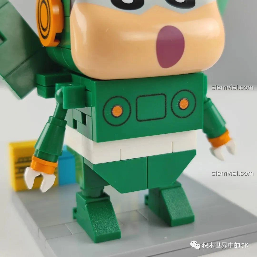 Cận cảnh thân hình đồ chơi lắp ráp Keeppley K20609 Shin-chan Robot, trải nghiệm Keeppley K20701 Thám tử Conan.