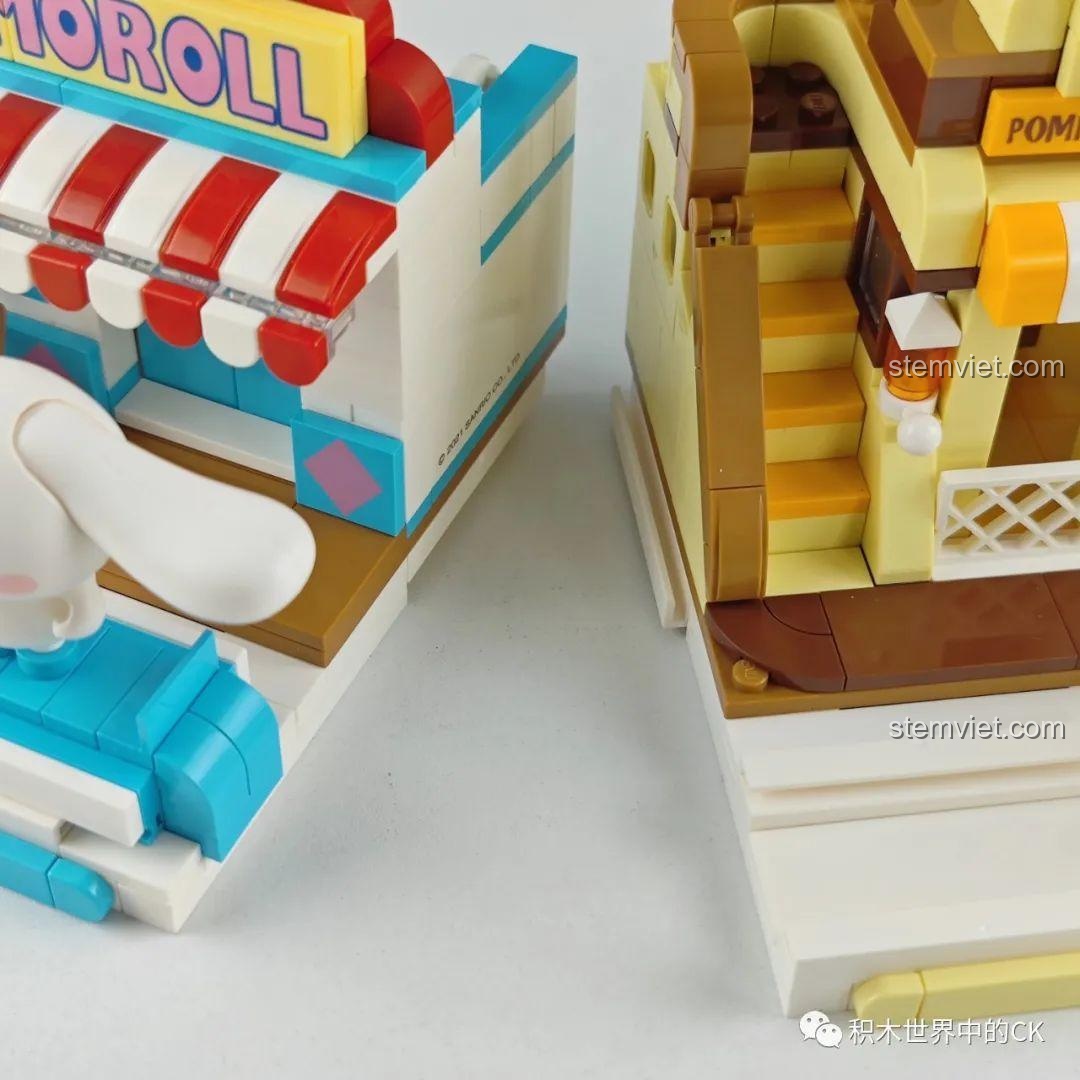 Khu vực trưng bày quần áo và phụ kiện bên trong mô hình Trạm Xe Buýt Thời Trang Hello Kitty Keeppley K20807.