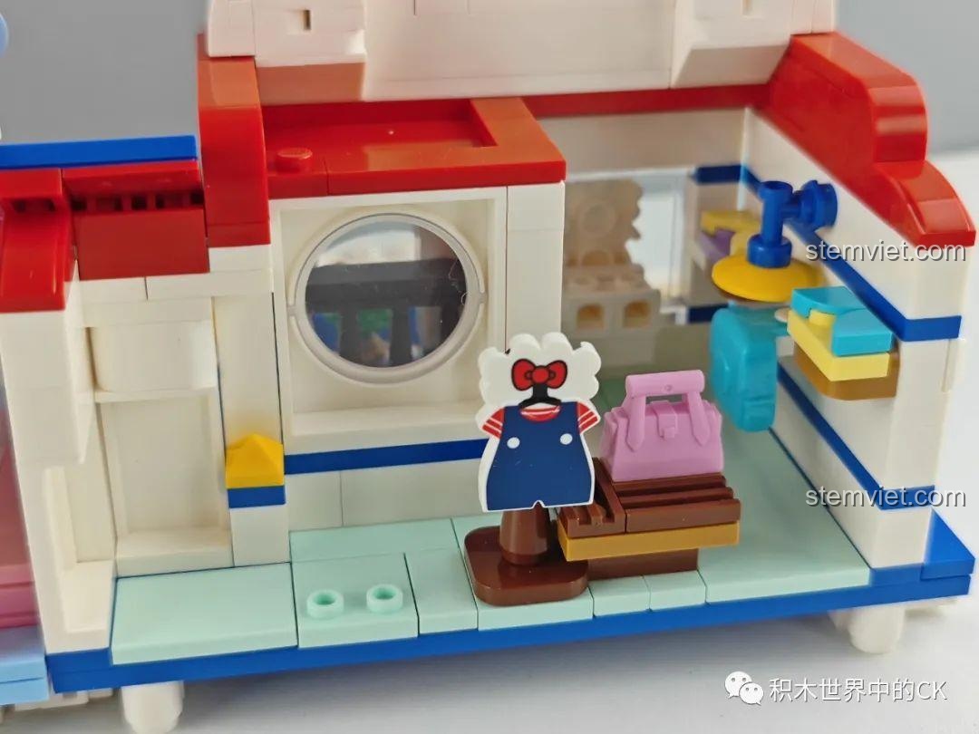 Chi tiết chóp mái của mô hình Sweet Dream Ice Cream House Keeppley K20808 My Melody với hình trái tim.