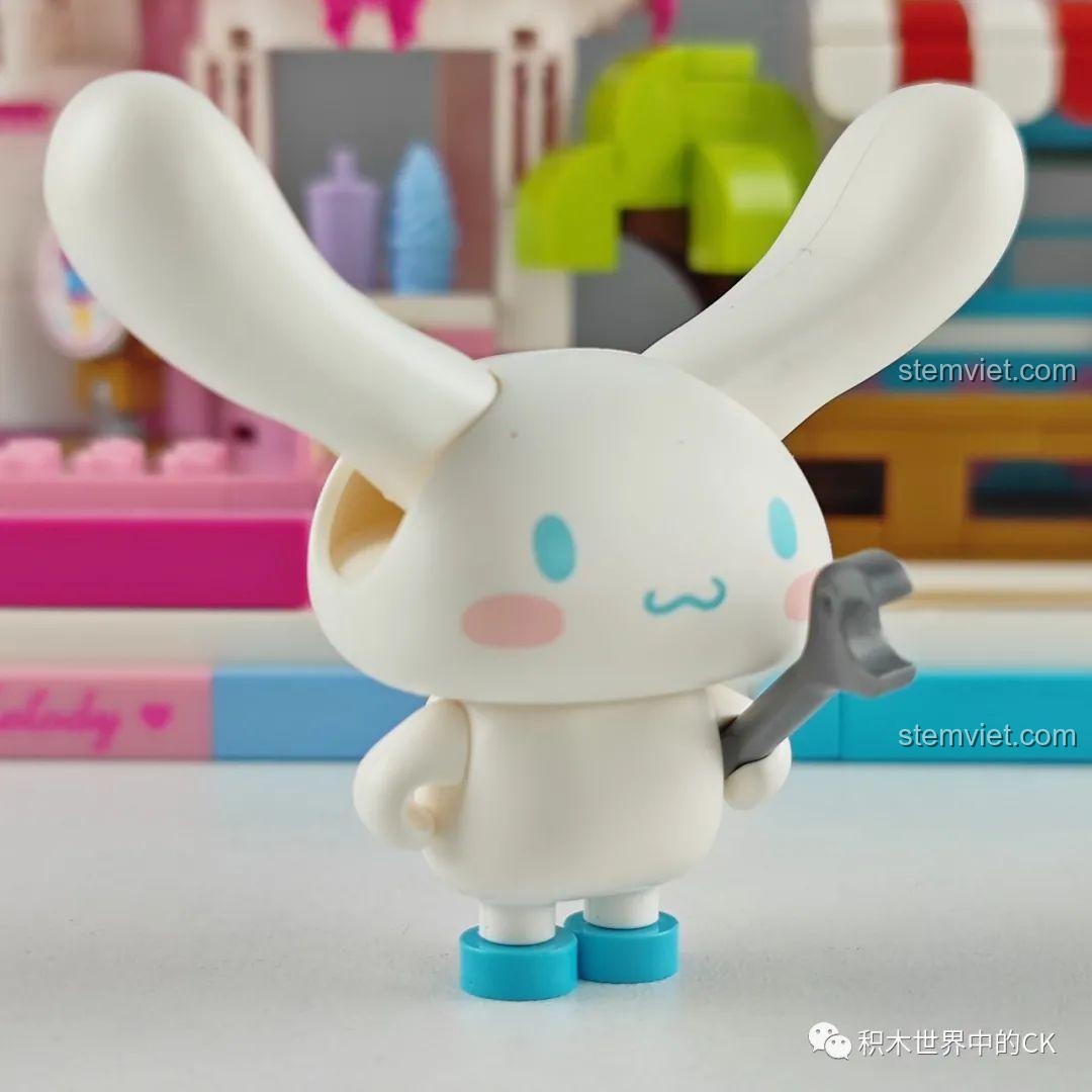 Nhân vật Pompompurin từ bộ Keeppley Sanrio cầm một chiếc cờ lê, tạo dáng đáng yêu.