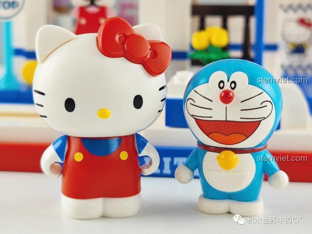 Bốn mô hình cửa hàng mini Keeppley Sanrio Hello Kitty, My Melody, Cinnamoroll, Pompompurin đã lắp ráp hoàn chỉnh, xếp cạnh nhau.