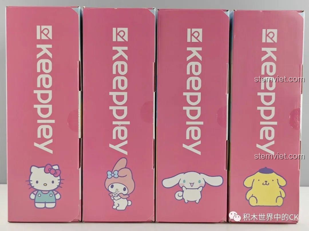 Cạnh bên của bốn hộp đồ chơi lắp ráp Keeppley Sanrio, với hình ảnh Hello Kitty, My Melody, Cinnamoroll, Pompompurin.