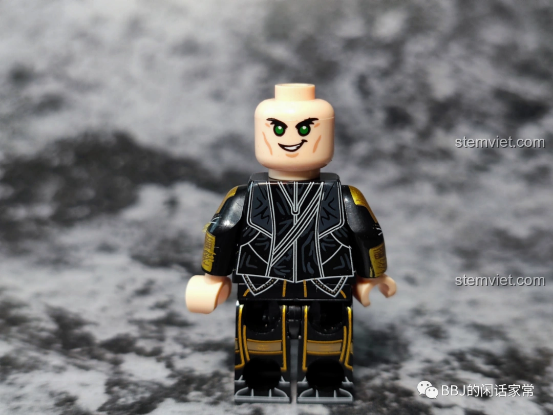 Chi tiết in ấn trên thân minifigure Loki KF1549 Kopf, cho thấy chất lượng in cao của đồ chơi lắp ráp Loki Marvel.