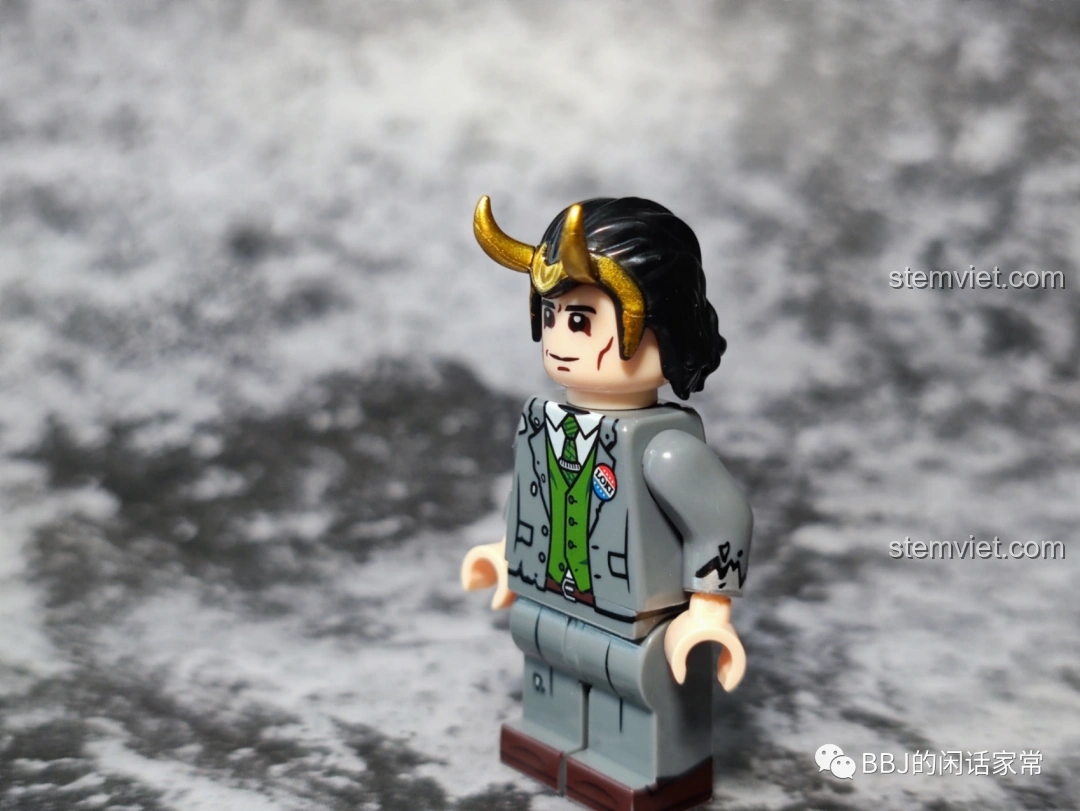 Chi tiết in ấn trên thân minifigure Loki KF1549 Kopf, không có in mặt bên, review Kopf KF 6141 Nhân vật Loki.