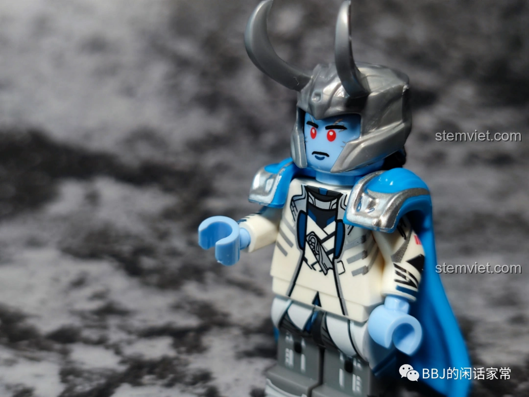 Minifigure Loki KF1552 Kopf đứng thẳng, thể hiện toàn bộ thiết kế của phiên bản Hoàng tử Băng, bộ lắp ghép Loki 6141.