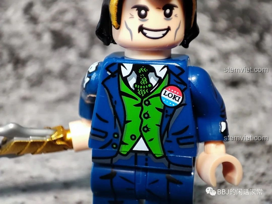 Chi tiết in ấn mặt bên thân minifigure Loki KF1554 Kopf, cho thấy sự đầu tư vào thiết kế của bộ đồ chơi lắp ghép Loki Marvel.