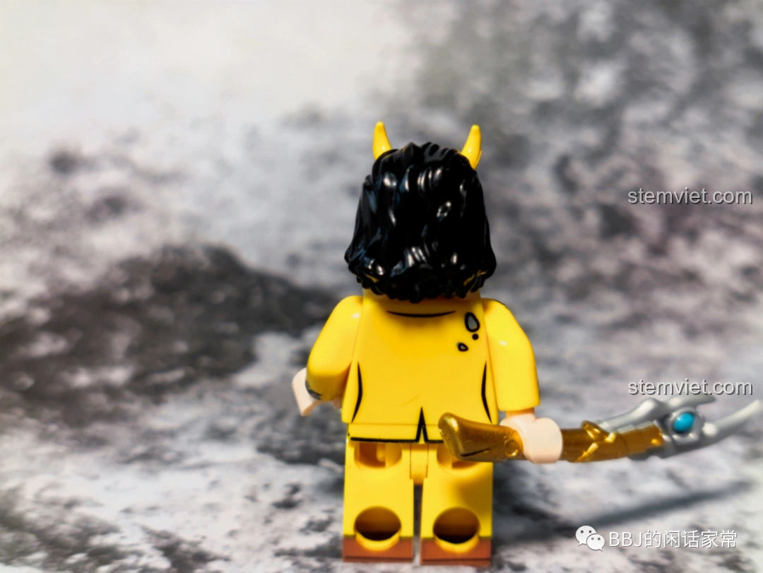 Mặt sau minifigure Loki KF1555 Kopf, không có in ấn phụ, thể hiện thiết kế cơ bản của đồ chơi lắp ráp Loki Marvel.