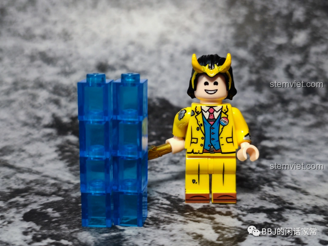 Minifigure Loki KF1555 Kopf cầm quyền trượng và đứng cạnh khối Tesseract, phụ kiện đi kèm bộ đồ chơi lắp ghép Loki Marvel.