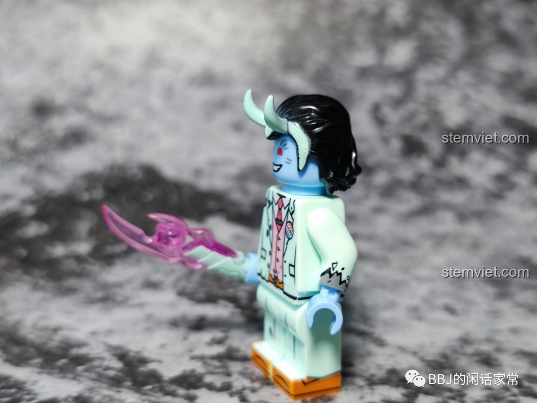 Góc nghiêng minifigure Loki KF1556 Kopf, quyền trượng được tô màu hồng tím, bộ khối lắp ghép Nhân vật Loki Kopf.
