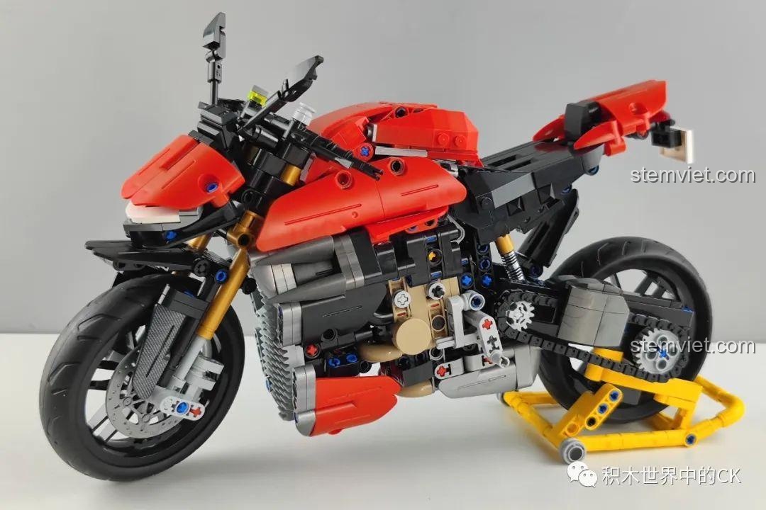 Trải nghiệm Panlos Brick 672006 Mô hình xe máy Streetfighter V4 SP với bánh xe và chân chống được lắp xong.