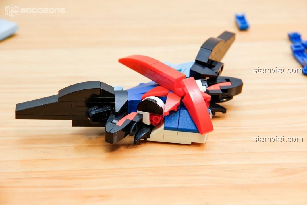 Trải nghiệm lắp ráp phần đầu của Greninja dạng Ash-Greninja, với các chi tiết màu đỏ và đen tạo điểm nhấn.