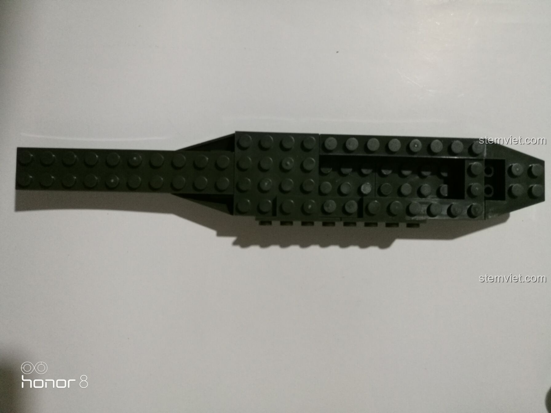 Trải nghiệm lắp ráp Enlighten 0275 với phần thân trên của máy bay được thêm vào, tạo nên cấu trúc hoàn chỉnh hơn.