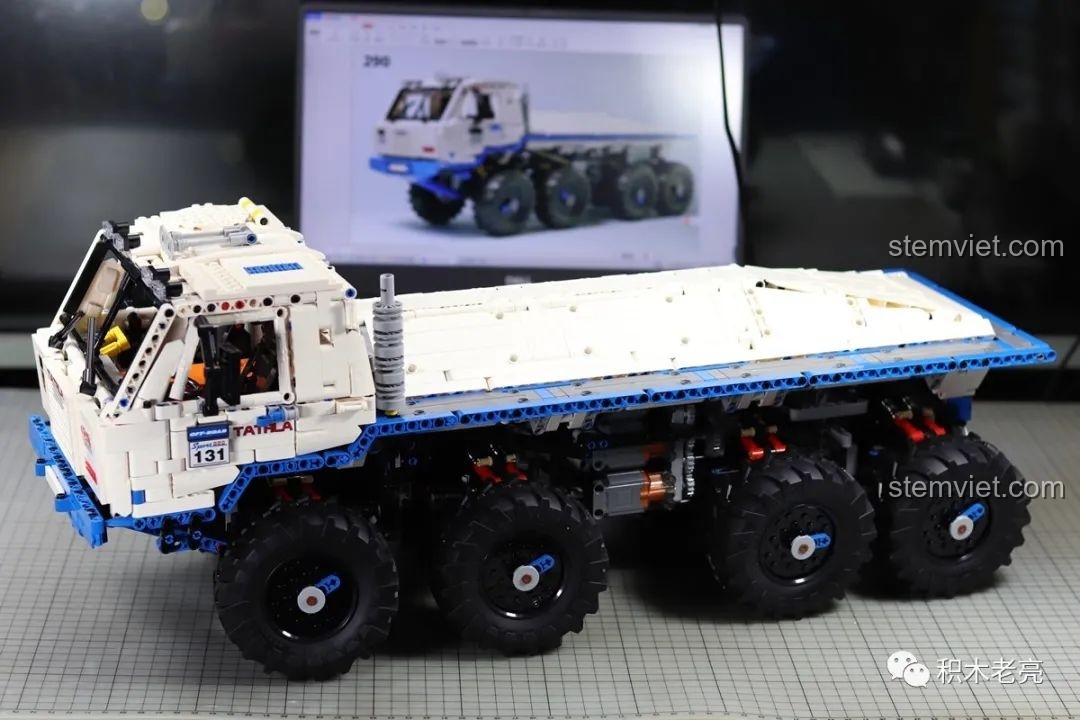 Mô hình Mould King 13144 Tatra T813 8x8 PROFA với tất cả bánh xe đã được gắn, hướng dẫn trên laptop.