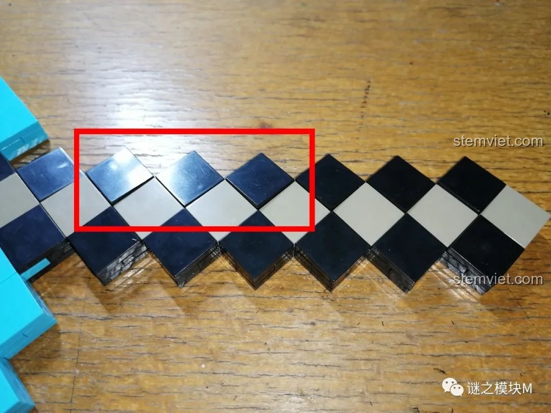 Trải nghiệm lắp ráp RENZAIMA 733 cho thấy một số mảnh gạch 2x2 bị vênh lên, cần lực để ép xuống.