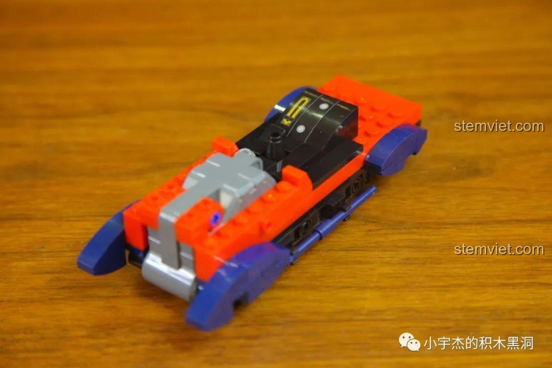 Phần khung gầm của xe Duryea Model L đang dần hoàn thiện trong quá trình trải nghiệm lắp ráp SEMBO 5400.