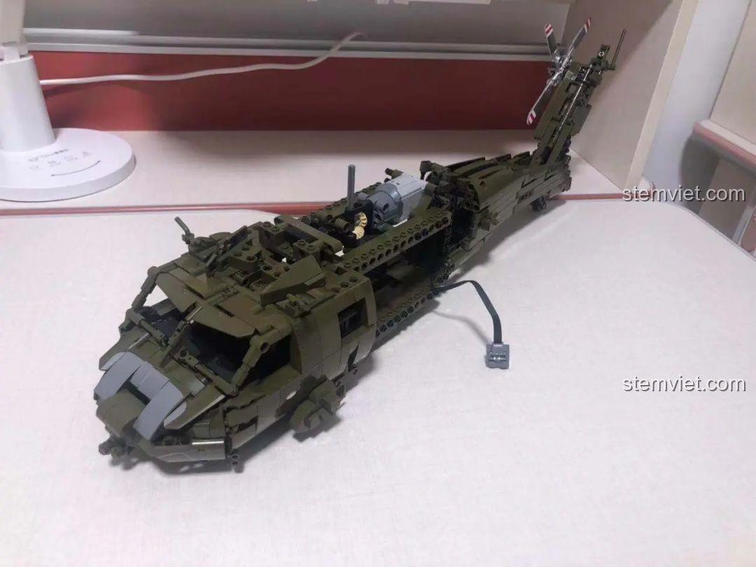 Trải nghiệm lắp ráp SEMBO 705992 với phần thân máy bay đang được hoàn thiện, có thể thấy động cơ bên trong.