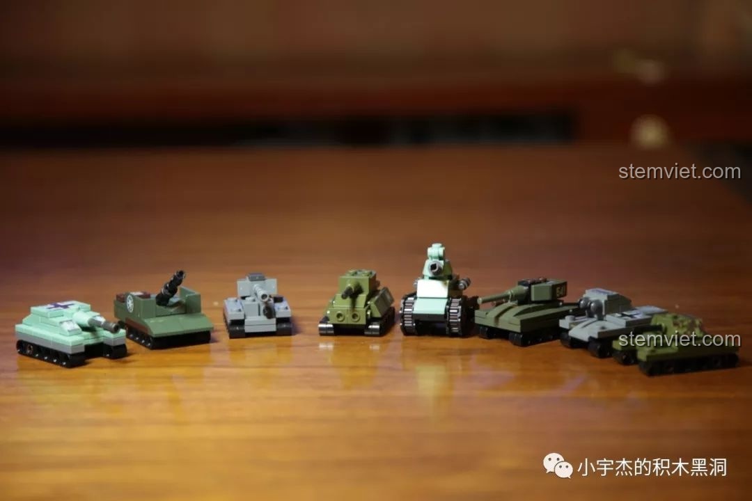 8 mô hình xe tăng mini SEMBO được sắp xếp theo đội hình chiến đấu, sẵn sàng để trưng bày hoặc vui chơi.
