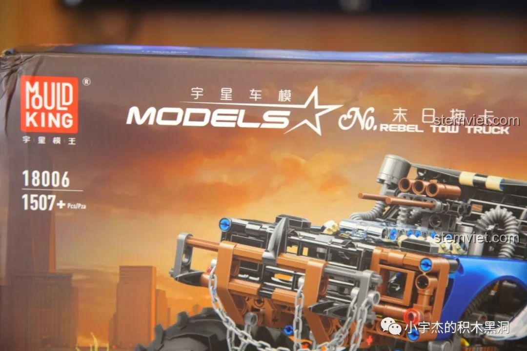 Cận cảnh logo Mould King và tên sản phẩm 'Rebel Tow Truck' trên hộp đồ chơi lắp ráp 18006, cho thấy chi tiết thiết kế.