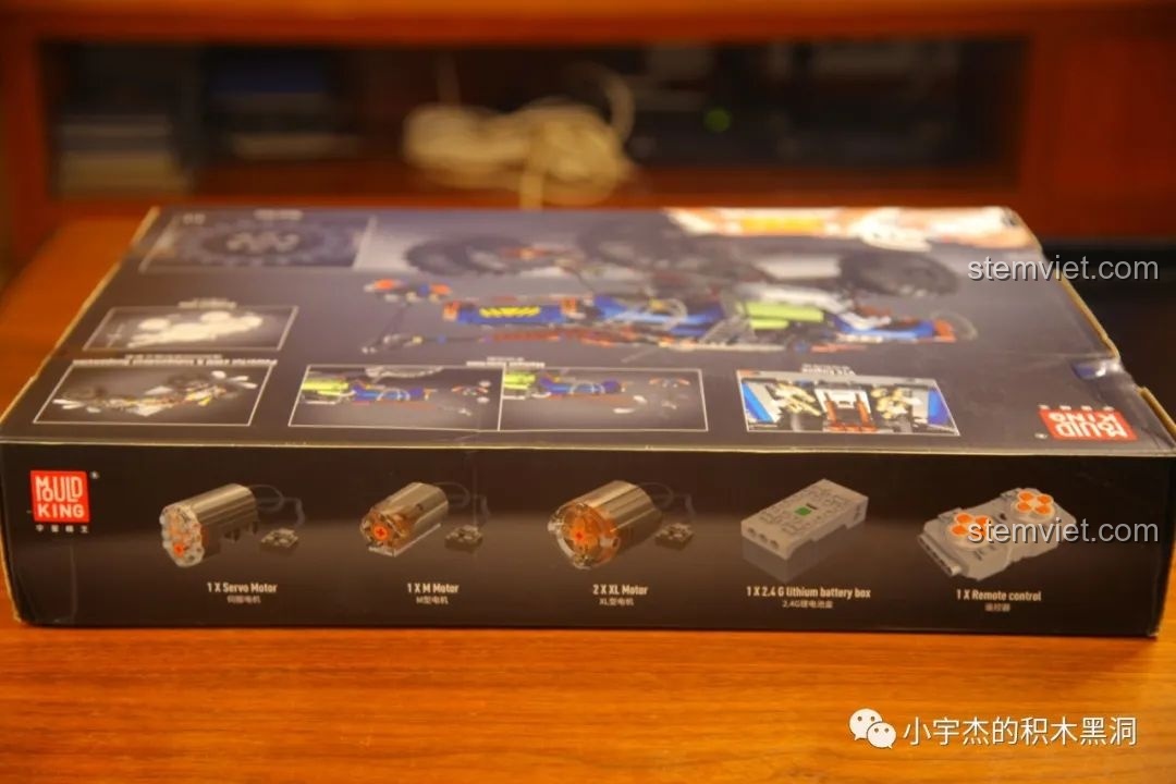 Các bộ phận động cơ và điều khiển từ xa đi kèm bộ đồ chơi lắp ráp Mould King 18006 Xe Tải Kéo Nổi Loạn Hậu Tận Thế.