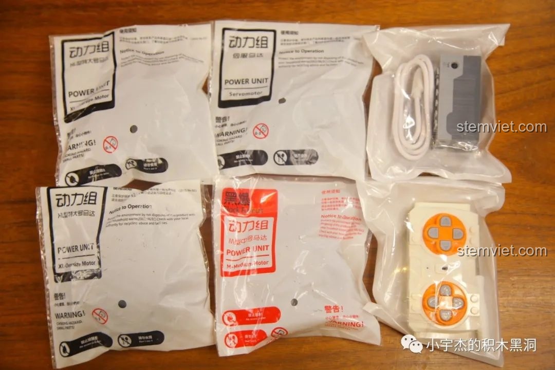 Các túi chứa động cơ và bộ phận điện tử của bộ đồ chơi lắp ráp Mould King 18006 Xe Tải Kéo Nổi Loạn Hậu Tận Thế.