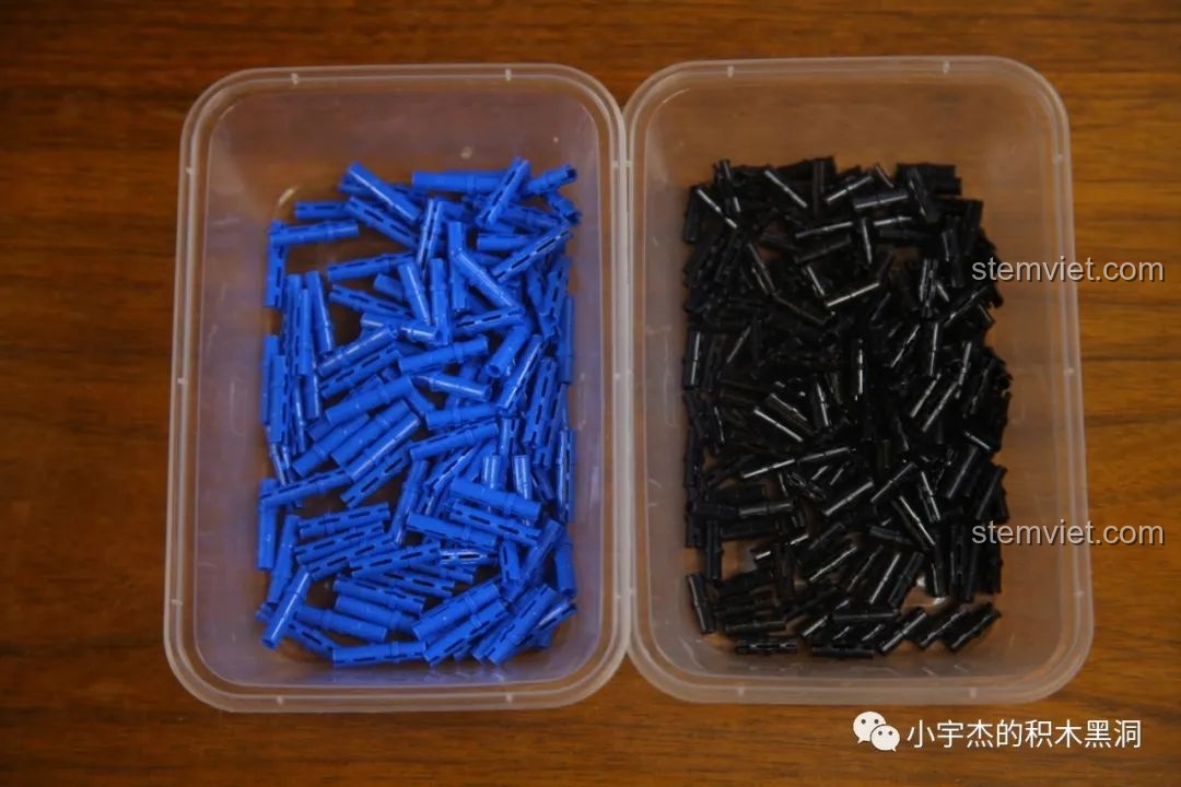 Các chốt nối màu xanh và đen được phân loại trong hộp riêng, sẵn sàng cho quá trình lắp ráp Mould King 18006 Xe Tải Kéo Nổi Loạn Hậu Tận Thế.