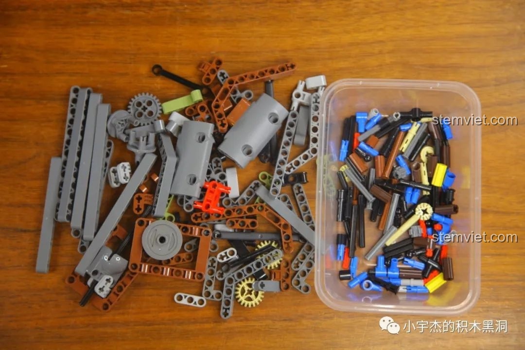 Khung gầm xe Mould King 18006 Xe Tải Kéo Nổi Loạn Hậu Tận Thế với các chi tiết động cơ và ống xả chrome đã được lắp.