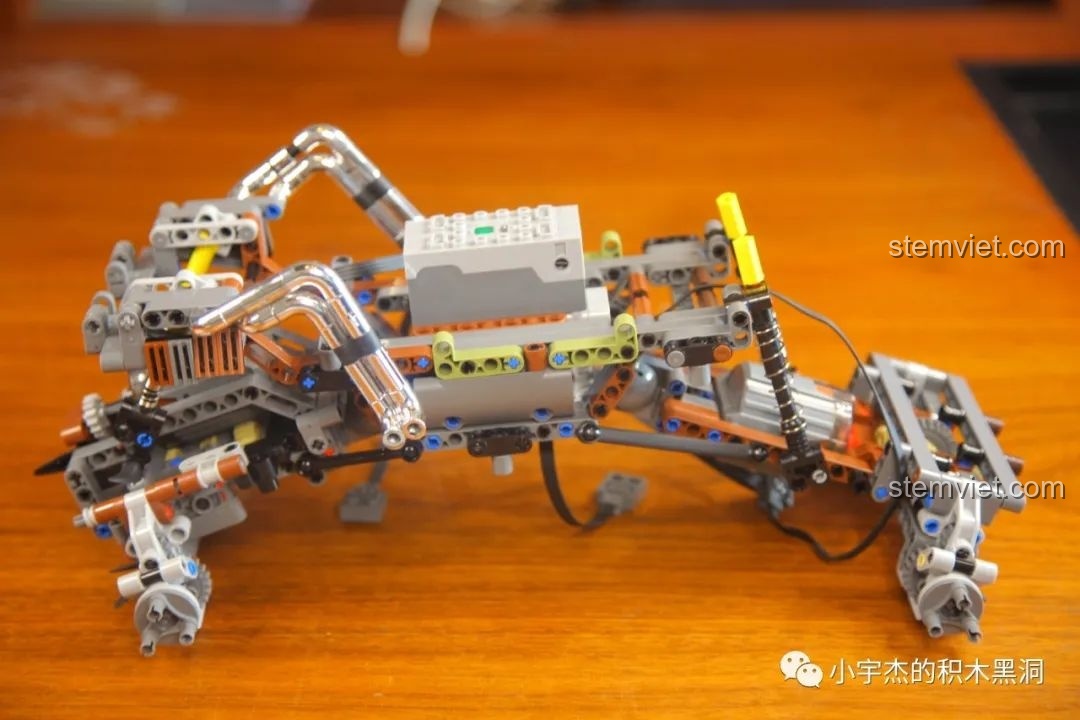 Các mảnh ghép của túi số 2 được phân loại vào hộp nhỏ, chuẩn bị cho quá trình lắp ráp Mould King 18006 Xe Tải Kéo Nổi Loạn Hậu Tận Thế.