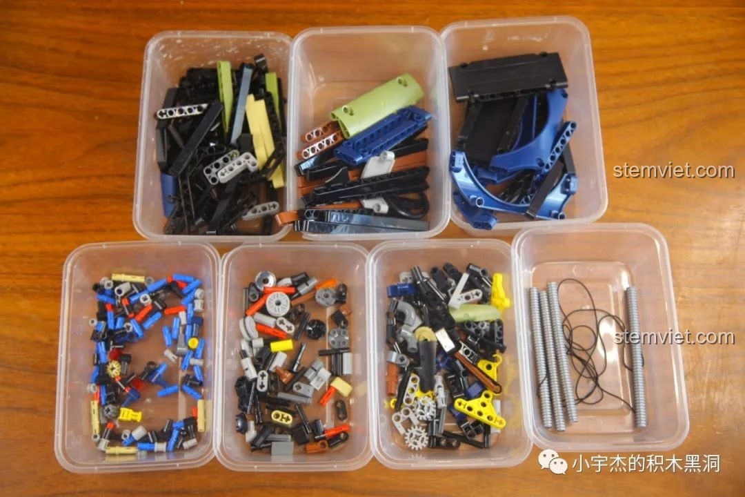 Thân xe Mould King 18006 Xe Tải Kéo Nổi Loạn Hậu Tận Thế từ góc nghiêng, thể hiện sự kết hợp các mảnh ghép.