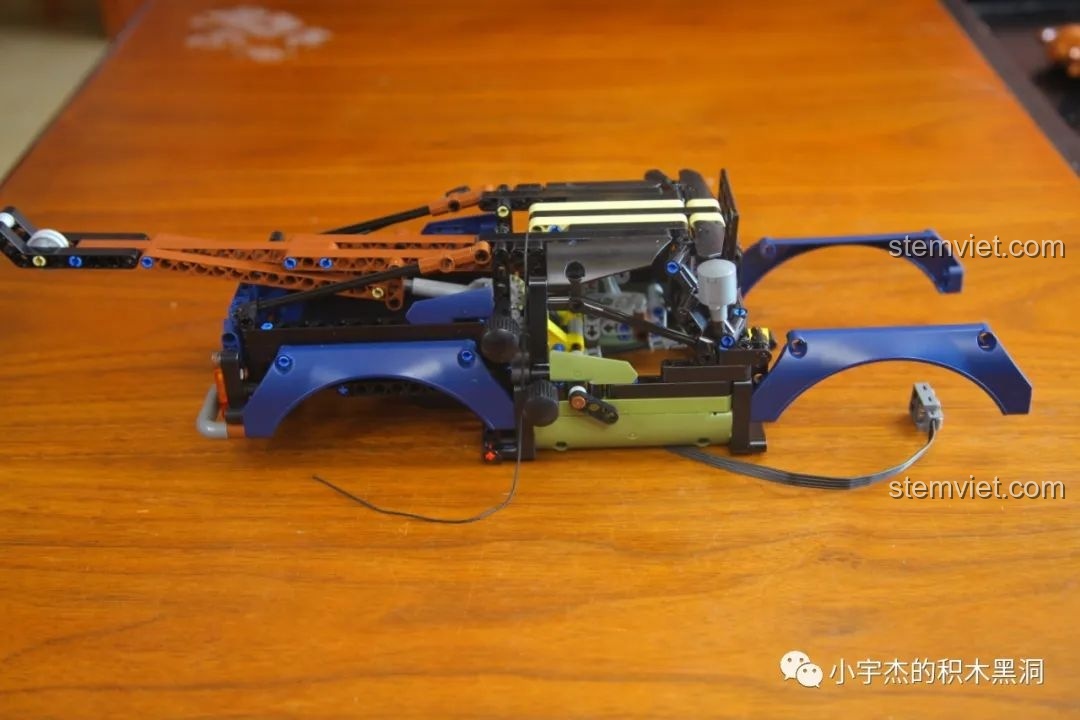 Phần động cơ của Mould King 18006 Xe Tải Kéo Nổi Loạn Hậu Tận Thế đang được lắp ráp, với các chi tiết chrome.