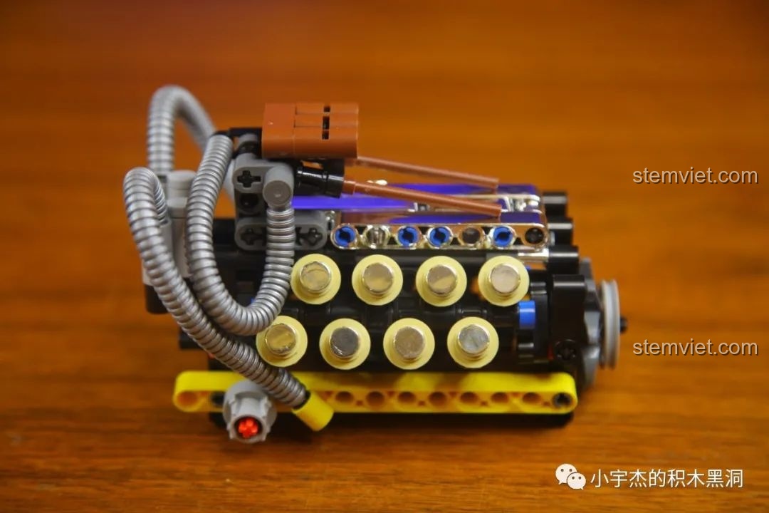 Thân xe Mould King 18006 Xe Tải Kéo Nổi Loạn Hậu Tận Thế với động cơ đã lắp đặt, nhìn từ góc nghiêng.