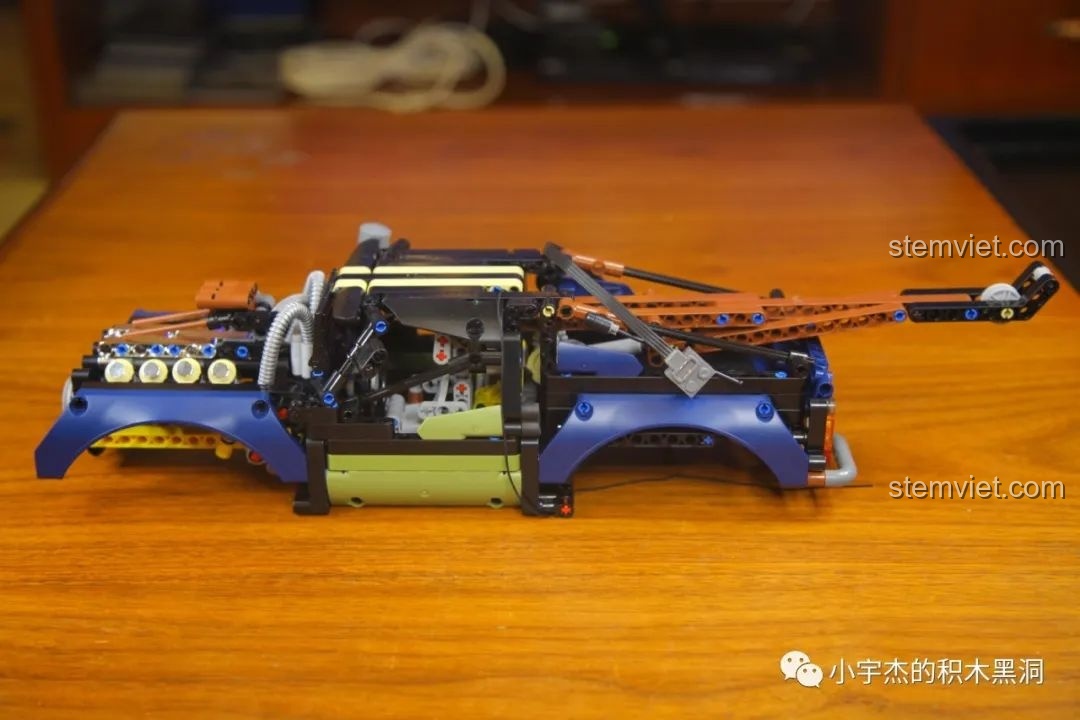 Mô hình xe tải kéo Mould King 18006 Xe Tải Kéo Nổi Loạn Hậu Tận Thế đang dần hoàn thiện, với thân và cần cẩu.