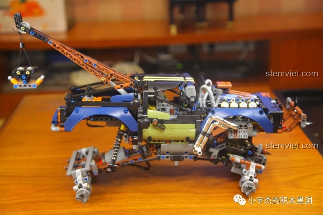 Cận cảnh động cơ đã lắp đặt trên thân xe Mould King 18006 Xe Tải Kéo Nổi Loạn Hậu Tận Thế, chi tiết chrome.