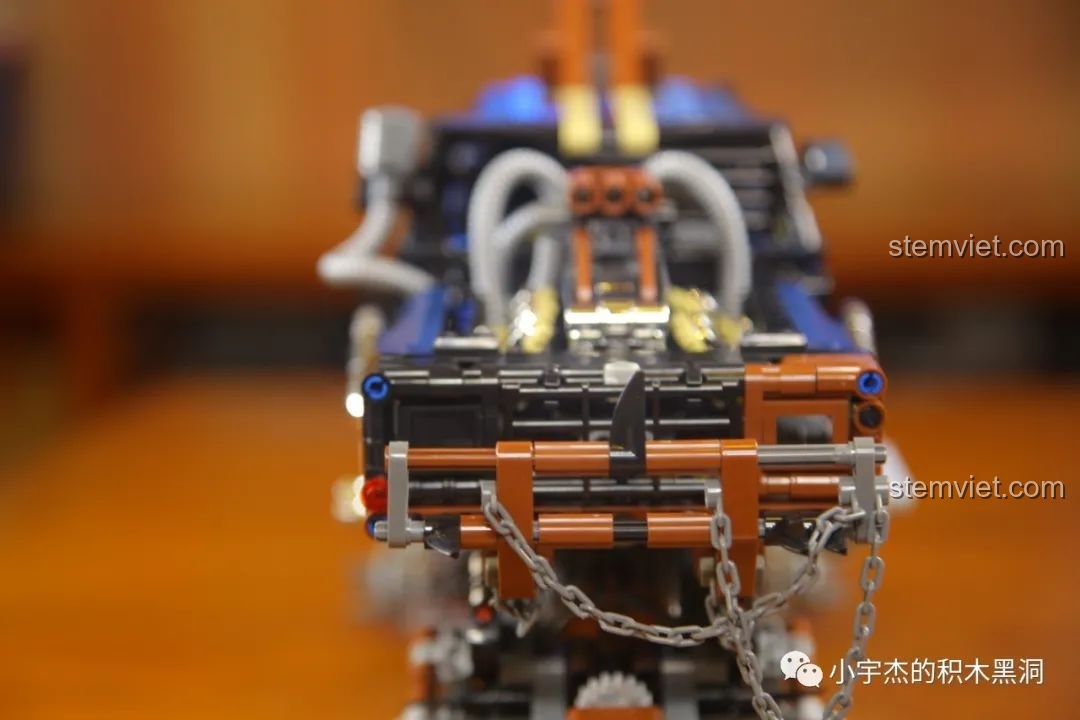 Cận cảnh móc kéo của cần cẩu trên mô hình Mould King 18006 Xe Tải Kéo Nổi Loạn Hậu Tận Thế, chi tiết và chắc chắn.