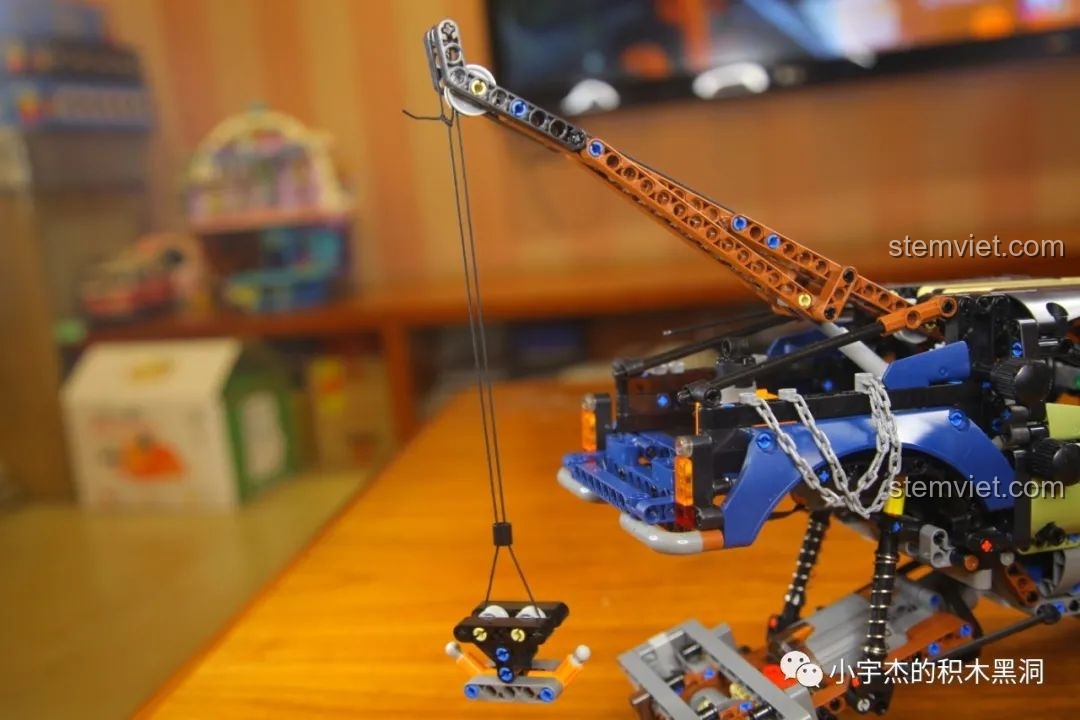 Hệ thống treo phía sau của Mould King 18006 Xe Tải Kéo Nổi Loạn Hậu Tận Thế từ góc nghiêng, chi tiết khớp nối.