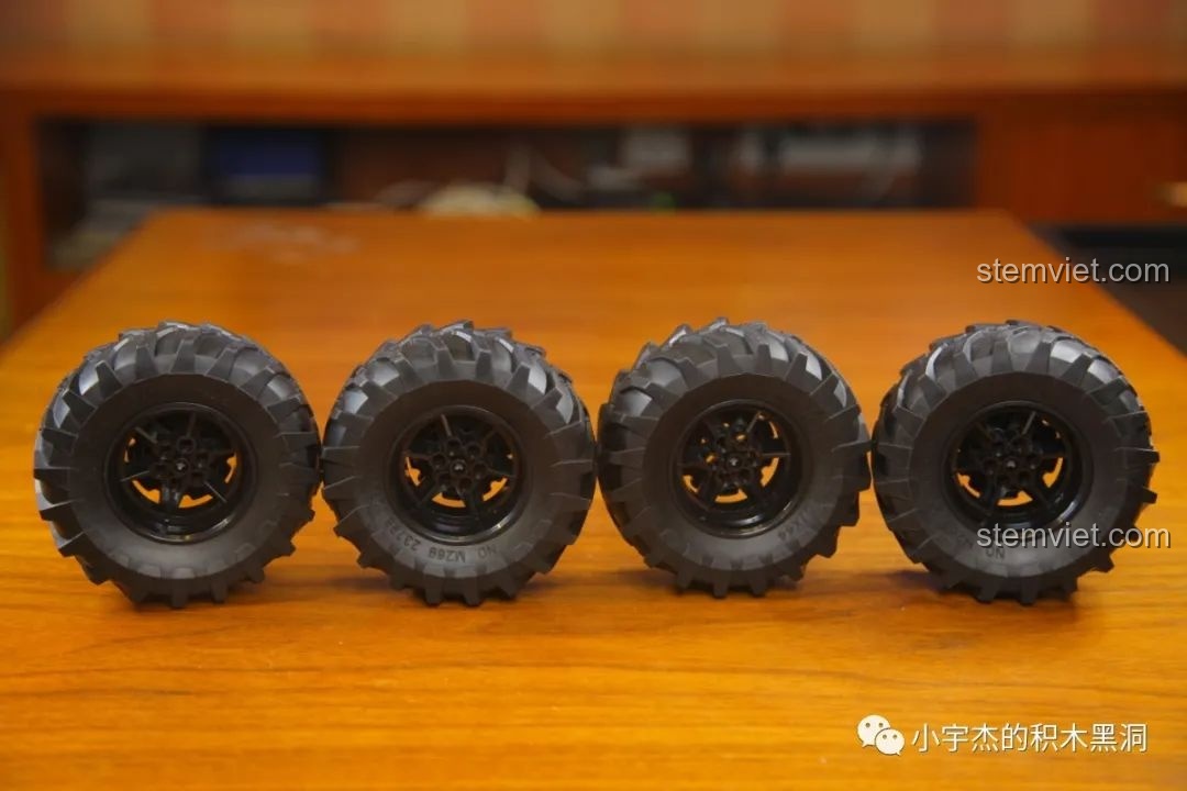 Chiếc xe tải kéo nổi loạn Mould King 18006 đang vượt địa hình hiểm trở, thể hiện độ bền và khả năng off-road ấn tượng.