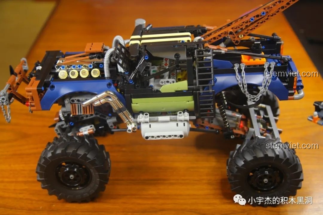 Mô hình Mould King 18006 Xe Tải Kéo Nổi Loạn Hậu Tận Thế đã hoàn thiện, nhìn từ góc phía trước, hầm hố và mạnh mẽ.