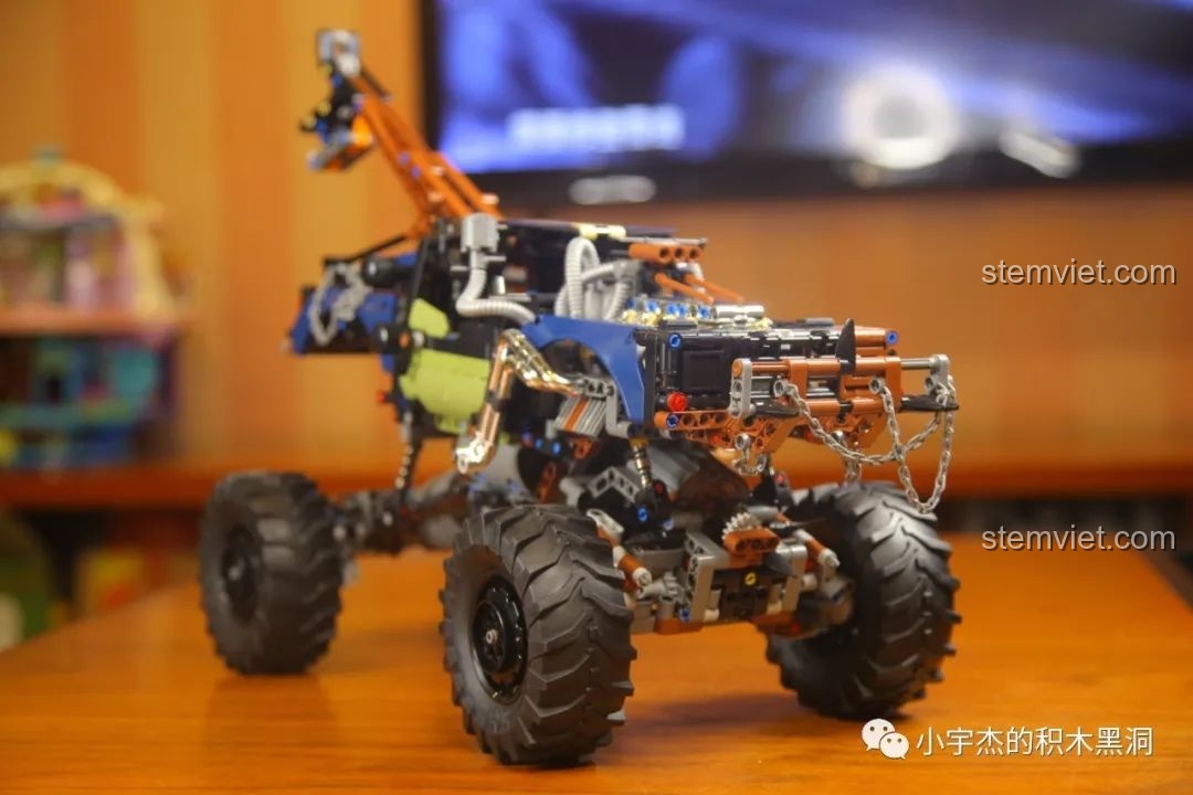 So sánh mô hình Mould King 18006 Xe Tải Kéo Nổi Loạn Hậu Tận Thế với một chiếc xe tải khác, thể hiện kích thước.