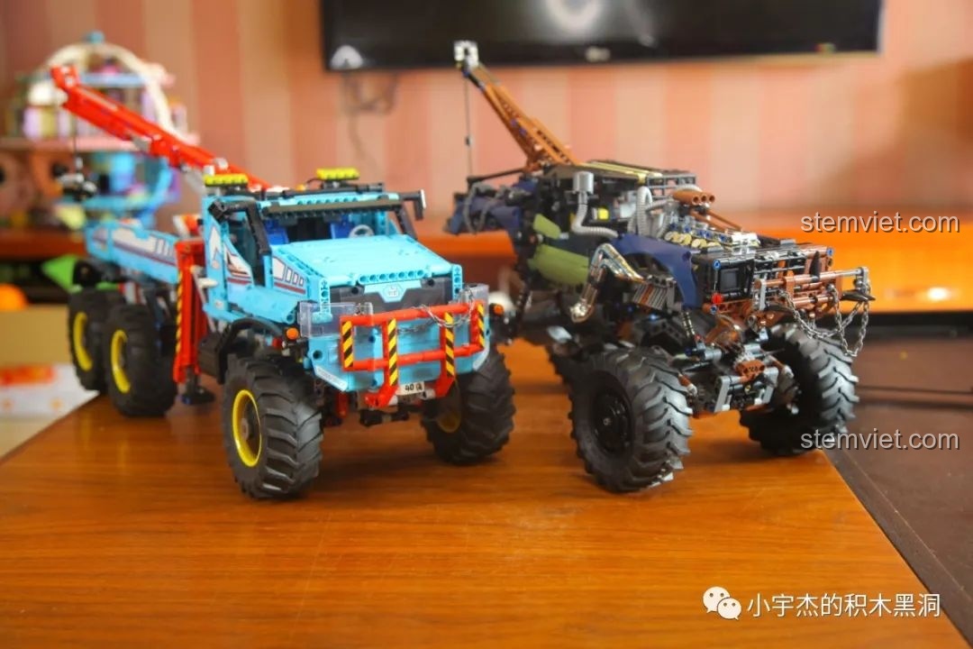 Mô hình Mould King 18006 Xe Tải Kéo Nổi Loạn Hậu Tận Thế đã hoàn thiện, với cần cẩu nâng cao, sẵn sàng hoạt động.