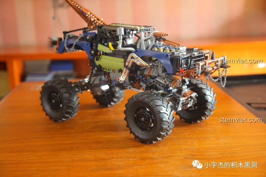 Mô hình Mould King 18006 Xe Tải Kéo Nổi Loạn Hậu Tận Thế đã hoàn thiện, nhìn từ góc nghiêng, mạnh mẽ và cân đối.